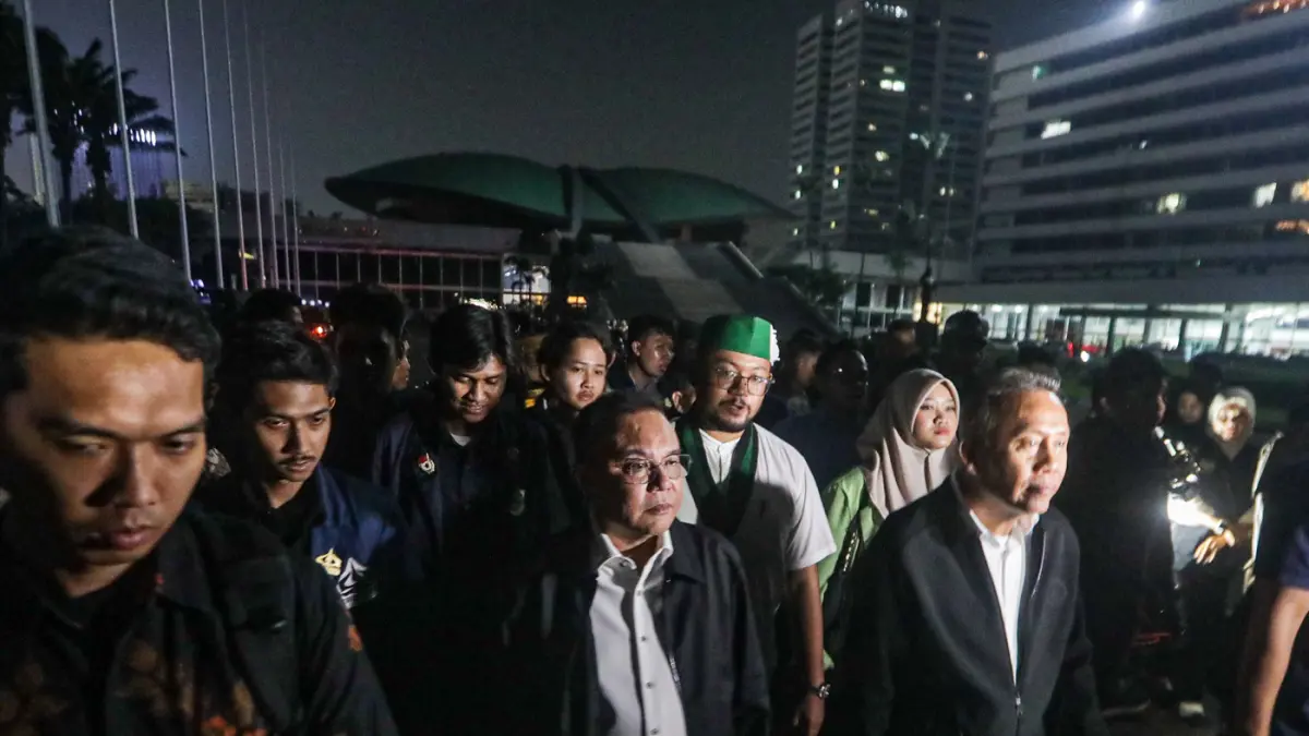 Wakil Ketua DPR RI Sufmi Dasco (kedua kiri), bersama Saan Mustopa (kedua kanan) mengantarkan sejumlah perwakilan mahasiswa usai mengikuti audiensi di Gedung DPR RI Kompleks Parlemen Senayan Jakarta, Jumat (19/6/2026). (Salman Toyibi/Jawa Pos)