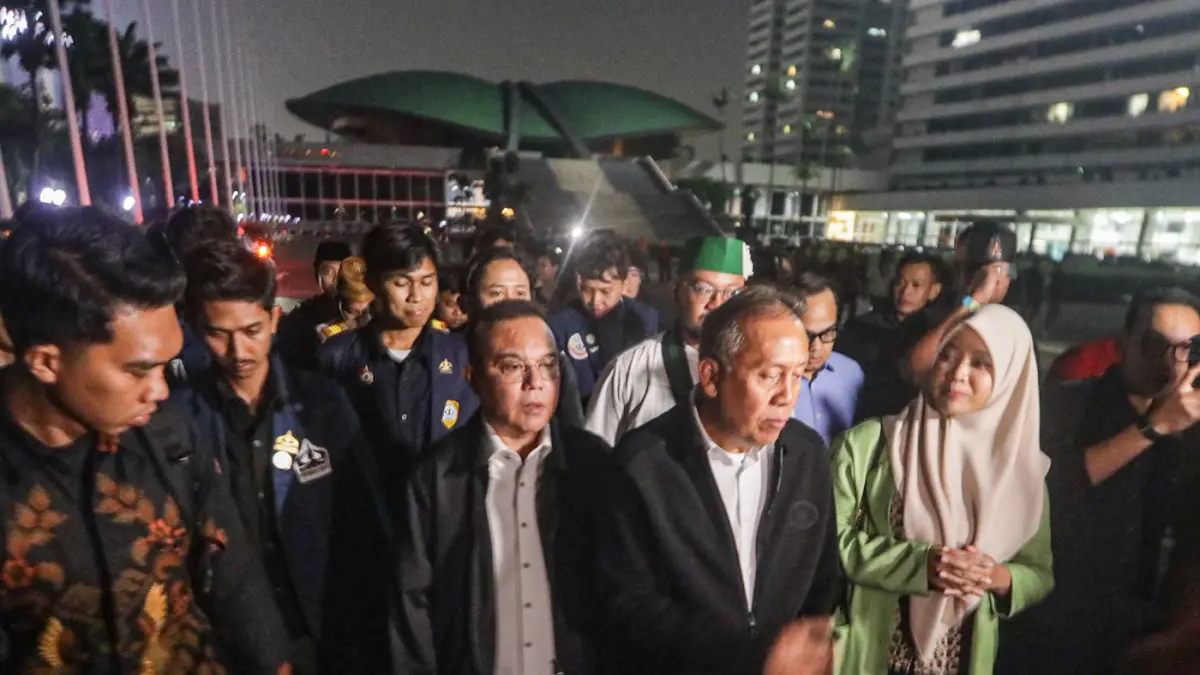 Wakil Ketua DPR RI Sufmi Dasco (kedua kiri), bersama Saan Mustopa (kedua kanan) mengantarkan sejumlah perwakilan mahasiswa usai mengikuti audiensi di Gedung DPR RI Kompleks Parlemen Senayan Jakarta, Jumat (19/6/2026). (Salman Toyibi/Jawa Pos)