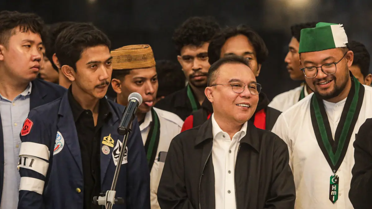 Wakil Ketua DPR RI Sufmi Dasco (tengah), beraama sejumlah perwakilan mahasiswa memberikan keterangan usai mengikuti audiensi di Gedung DPR RI Kompleks Parlemen Senayan Jakarta, Jumat (19/6/2026). (Salman Toyibi/Jawa Pos)