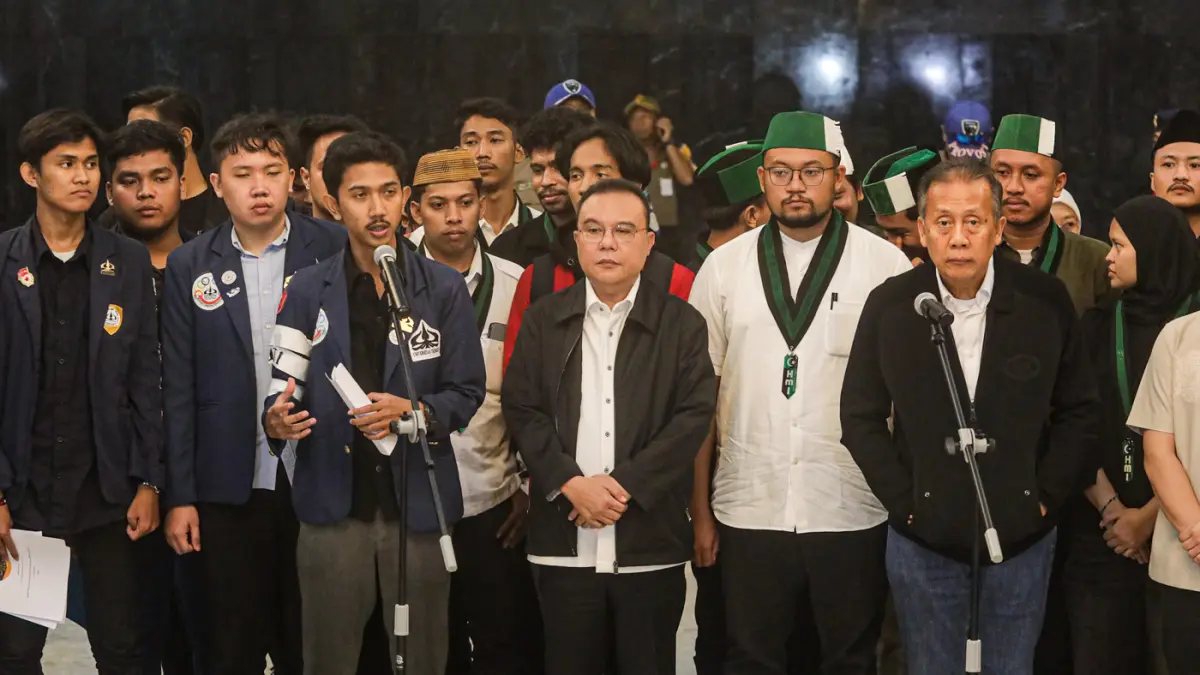 Wakil Ketua DPR RI Sufmi Dasco (tengah), bersama Saan Mustopa (kedua kanan) dan sejumlah perwakilan mahasiswa memberikan keterangab usai mengikuti audiensi di Gedung DPR RI Kompleks Parlemen Senayan Jakarta, Jumat (19/6/2026). (Salman Toyibi/Jawa Pos)