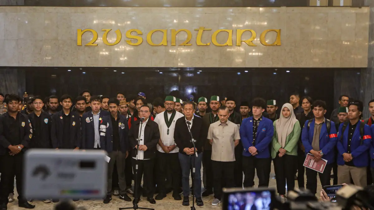 Wakil Ketua DPR RI Sufmi Dasco (tengah), bersama Saan Mustopa (keenam kanan) dan sejumlah perwakilan mahasiswa memberikan keterangab usai mengikuti audiensi di Gedung DPR RI Kompleks Parlemen Senayan Jakarta, Jumat (19/6/2026). (Salman Toyibi/Jawa Pos)