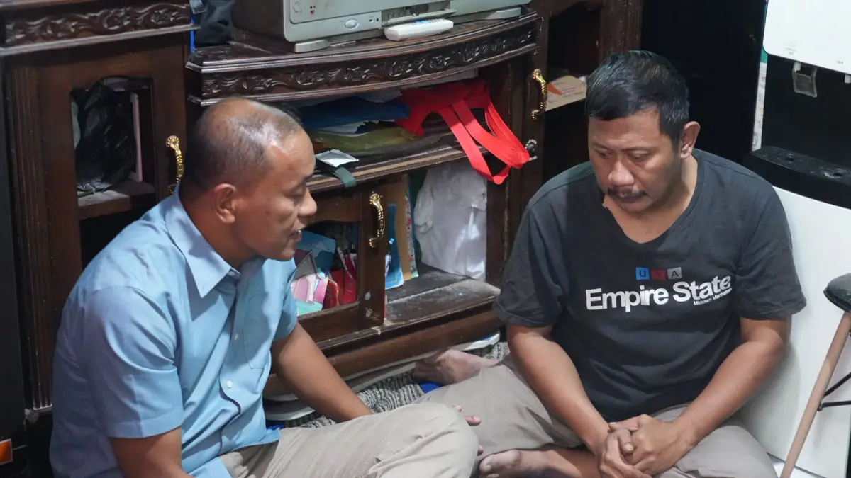 Kepala Suku Dinas Perhubungan Jakarta Timur Harlem Simanjuntak mendatangi rumah Sulis Agung Wibowo, pengemudi ojek online (ojol) yang video penertiban motornya viral di media sosial, Sabtu (20/6). (Istimewa) - Image