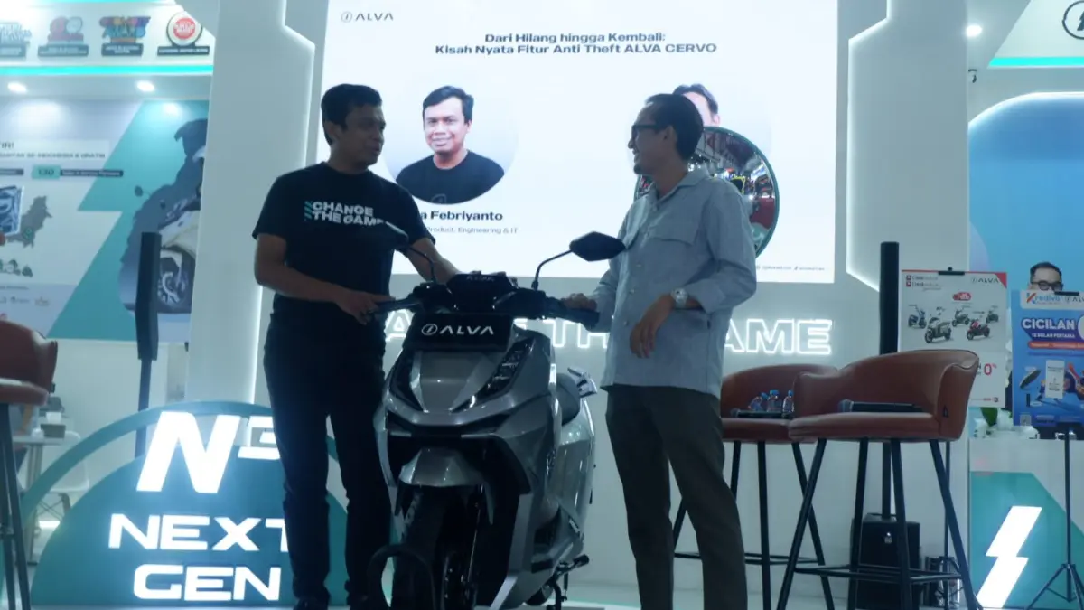 Kiri-Kanan Redya Febriyanto, Head of Digital Product, Engineering and Information Technology ALVA Abay, Pengguna ALVA CERVO Q saat Talkshow Story Session di Booth ALVA di PRJ 2026 yang membahas mengenai fitur Anti-Theft.