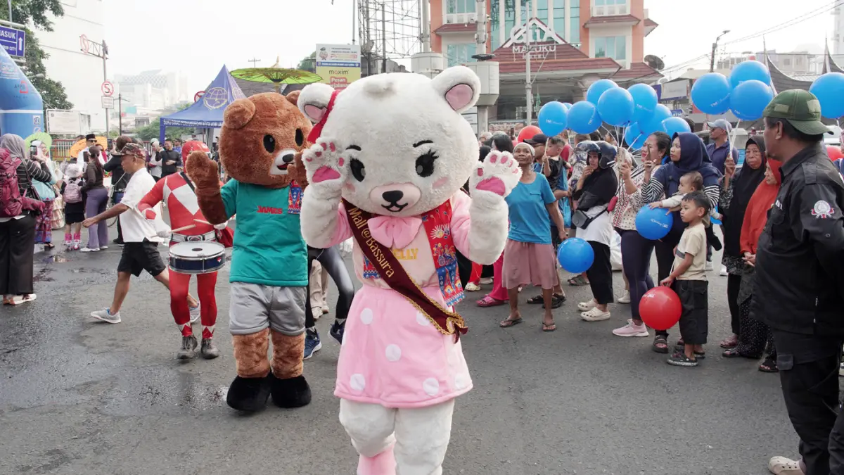 Peserta mengikuti Pawai Defile 17 pusat perbelanjaan anggota APPBI DPD DKI Jakarta saat Car Free Day (CFD) dari Thamrin City menuju Bundaran HI dan kembali ke Thamrin City, Jakarta, Minggu (21/6/2026).