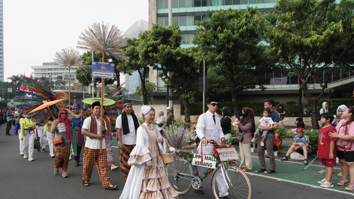 Peserta mengikuti Pawai Defile 17 pusat perbelanjaan anggota APPBI DPD DKI Jakarta saat Car Free Day (CFD) dari Thamrin City menuju Bundaran HI dan kembali ke Thamrin City, Jakarta, Minggu (21/6/2026).