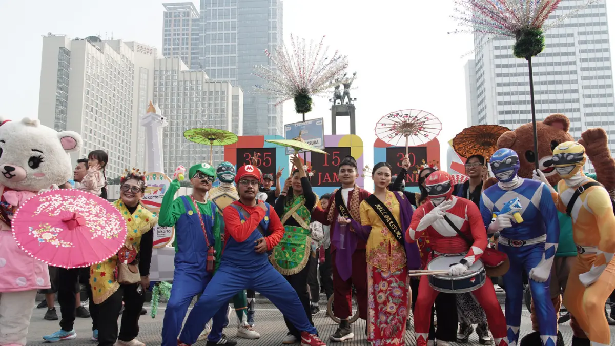 Peserta mengikuti Pawai Defile 17 pusat perbelanjaan anggota APPBI DPD DKI Jakarta saat Car Free Day (CFD) dari Thamrin City menuju Bundaran HI dan kembali ke Thamrin City, Jakarta, Minggu (21/6/2026).