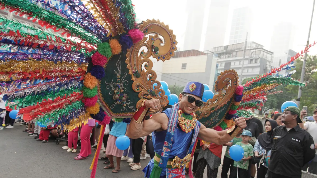 Peserta mengikuti Pawai Defile 17 pusat perbelanjaan anggota APPBI DPD DKI Jakarta saat Car Free Day (CFD) dari Thamrin City menuju Bundaran HI dan kembali ke Thamrin City, Jakarta, Minggu (21/6/2026).