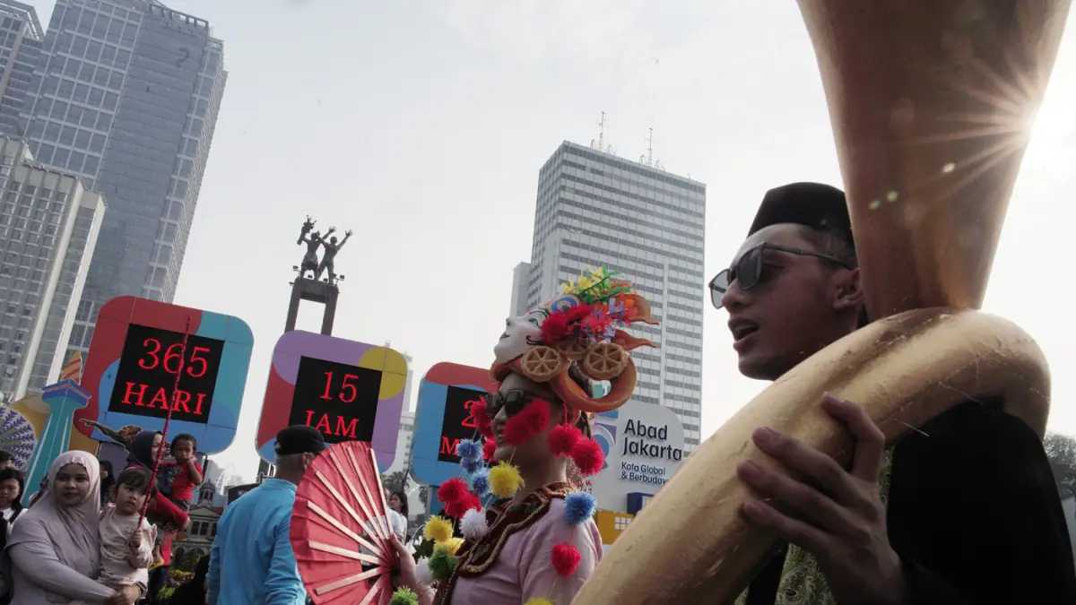 Peserta mengikuti Pawai Defile 17 pusat perbelanjaan anggota APPBI DPD DKI Jakarta saat Car Free Day (CFD) dari Thamrin City menuju Bundaran HI dan kembali ke Thamrin City, Jakarta, Minggu (21/6/2026).