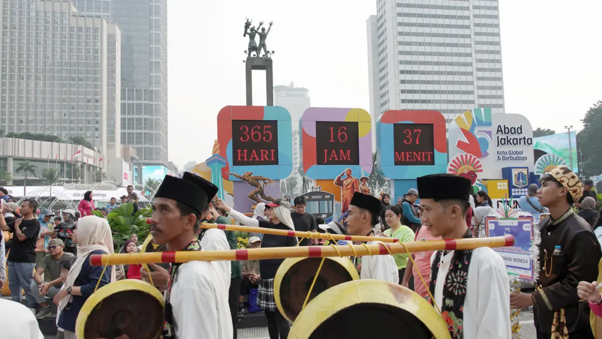 Peserta mengikuti Pawai Defile 17 pusat perbelanjaan anggota APPBI DPD DKI Jakarta saat Car Free Day (CFD) dari Thamrin City menuju Bundaran HI dan kembali ke Thamrin City, Jakarta, Minggu (21/6/2026).