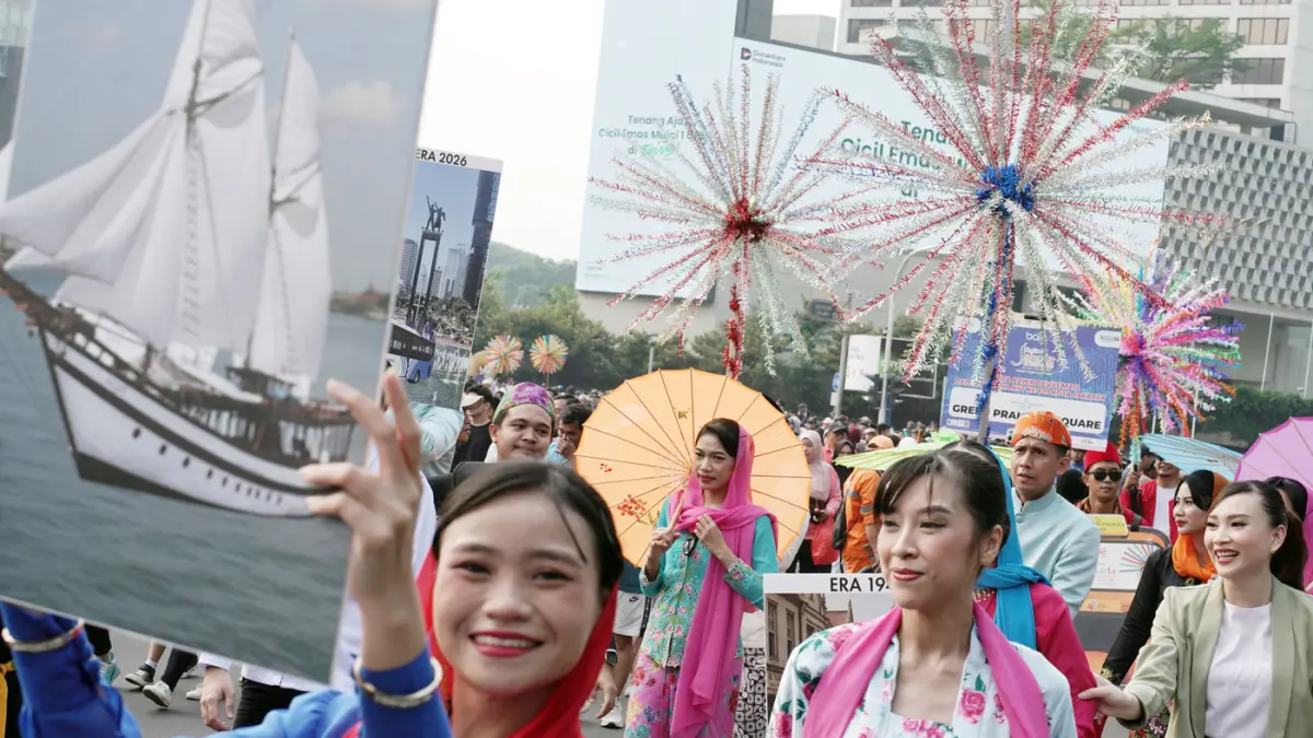 Peserta mengikuti Pawai Defile 17 pusat perbelanjaan anggota APPBI DPD DKI Jakarta saat Car Free Day (CFD) dari Thamrin City menuju Bundaran HI dan kembali ke Thamrin City, Jakarta, Minggu (21/6/2026).