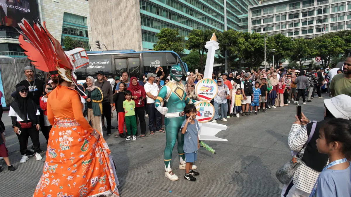 Peserta mengikuti Pawai Defile 17 pusat perbelanjaan anggota APPBI DPD DKI Jakarta saat Car Free Day (CFD) dari Thamrin City menuju Bundaran HI dan kembali ke Thamrin City, Jakarta, Minggu (21/6/2026).