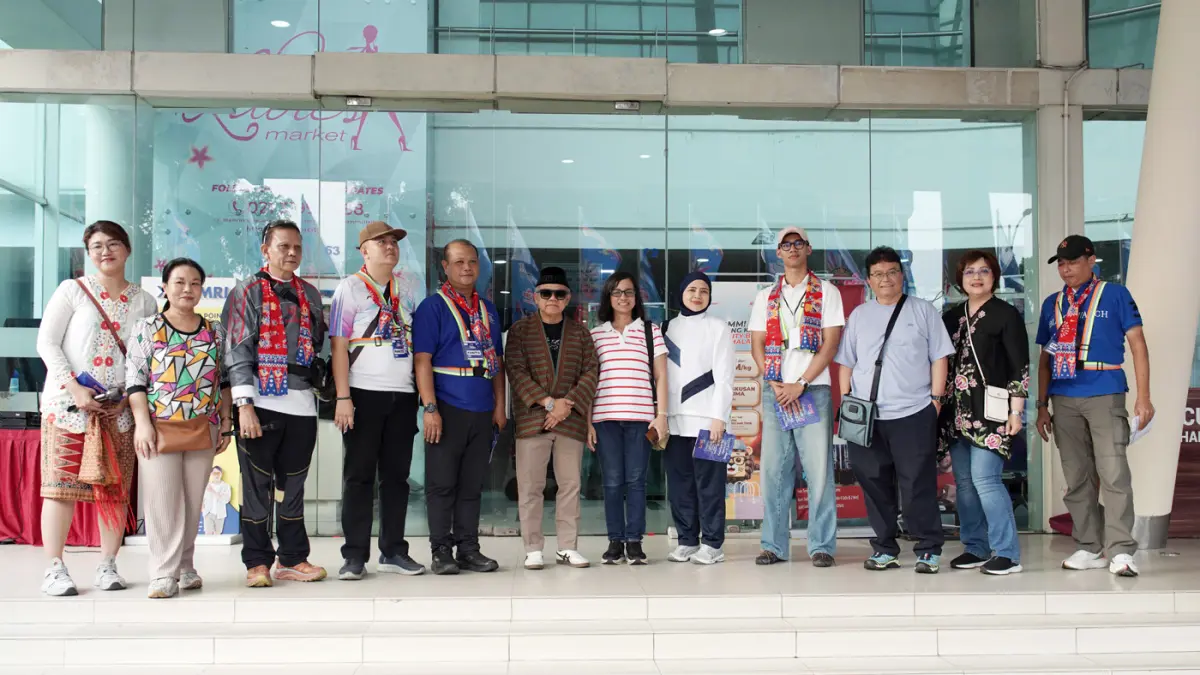 Peserta mengikuti Pawai Defile 17 pusat perbelanjaan anggota APPBI DPD DKI Jakarta saat Car Free Day (CFD) dari Thamrin City menuju Bundaran HI dan kembali ke Thamrin City, Jakarta, Minggu (21/6/2026).