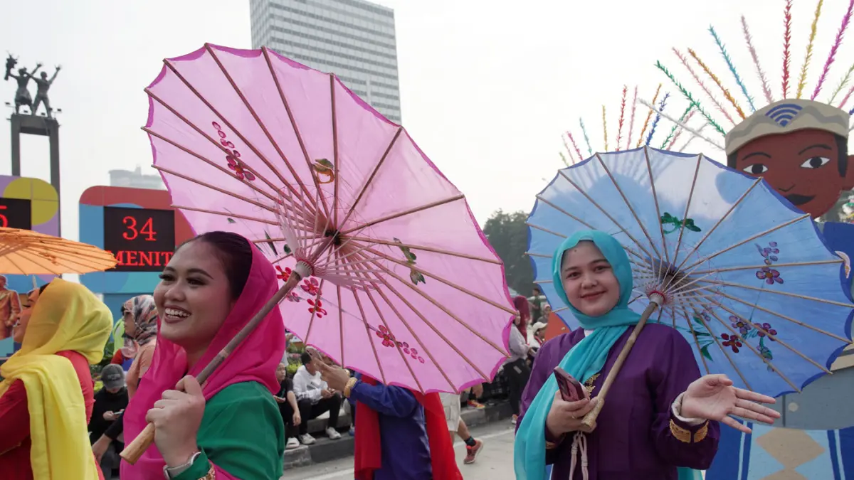 Peserta mengikuti Pawai Defile 17 pusat perbelanjaan anggota APPBI DPD DKI Jakarta saat Car Free Day (CFD) dari Thamrin City menuju Bundaran HI dan kembali ke Thamrin City, Jakarta, Minggu (21/6/2026).