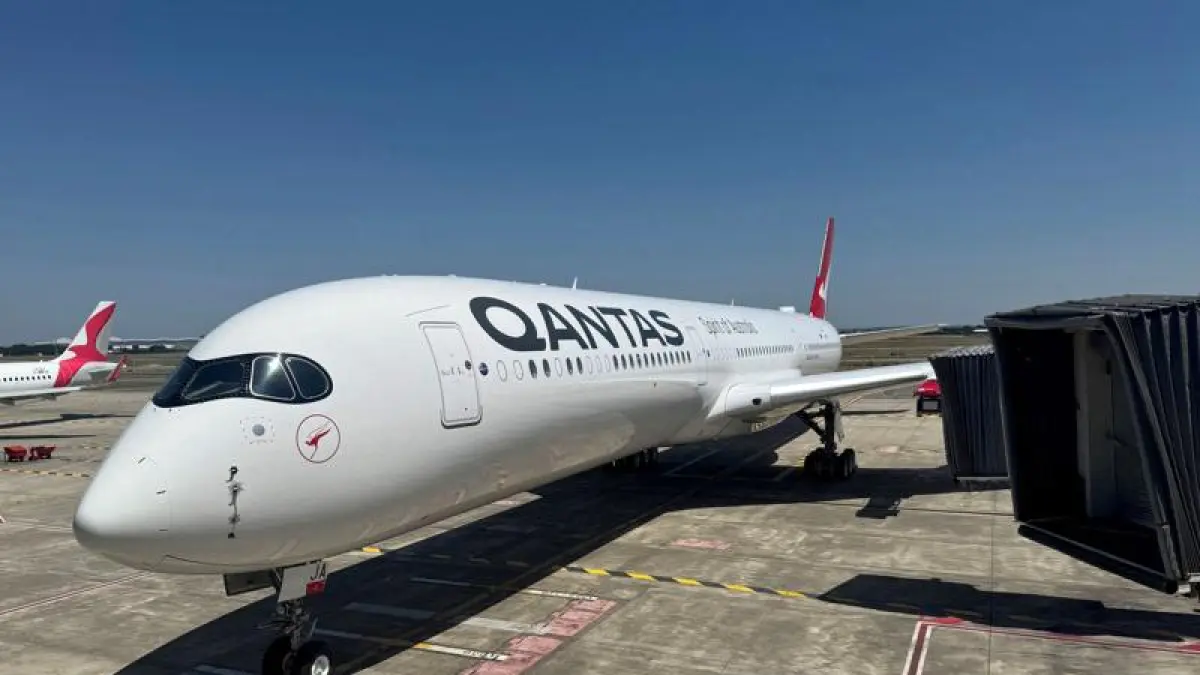 Qantas memperkenalkan pesawat Airbus A350-1000ULR yang telah dimodifikasi untuk melayani penerbangan nonstop jarak jauh Sydney–London di kantor pusat Airbus, Toulouse, Prancis, 17 Juni 2026. (REUTERS/Tim Hepher) - Image