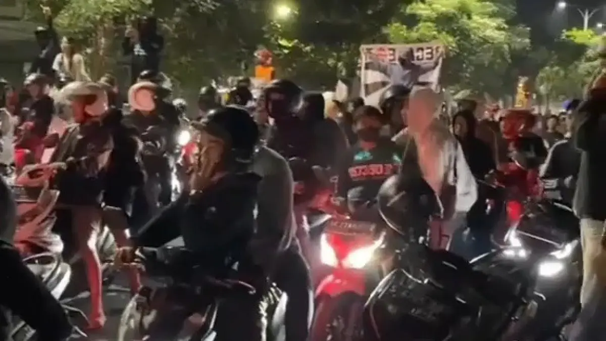 Ribuan anggota pencak silat melakukan konvoi malam 1 Suro di Surabaya. (Instagram @ig.suroboyo) - Image