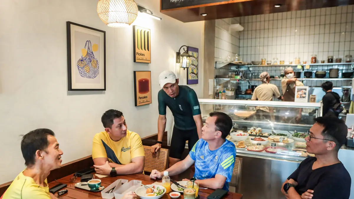 Aris Djanardono (kedua kanan) berbincang dekan rekanan bisnis usai olahraga di Kawasan Citraland, Surabaya, Sabtu (Riana Setiawan/ Jawa Pos)