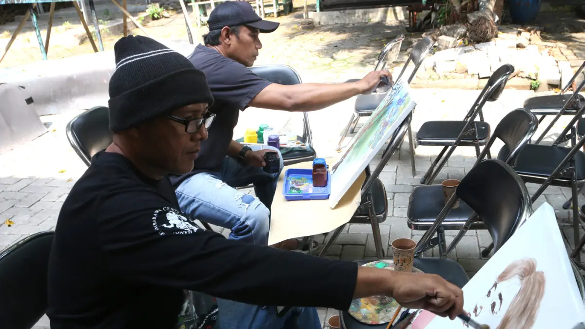 Belasan pelukis dari berbagai daerah di Semarang, Kendal, Demak, hingga Kabupaten Semarang berkumpul di areal Gedung Ngesti Pandowo, Taman Budaya Raden Saleh (TBRS), Kota Semarang,Jawa Tengah, Minggu (21/6/2026). (Nur Chamim/Jawa Pos Radar Semarang)