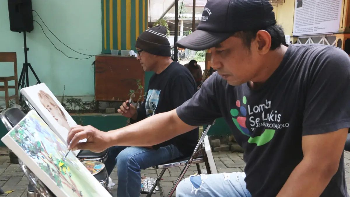 Belasan pelukis dari berbagai daerah di Semarang, Kendal, Demak, hingga Kabupaten Semarang berkumpul di areal Gedung Ngesti Pandowo, Taman Budaya Raden Saleh (TBRS), Kota Semarang,Jawa Tengah, Minggu (21/6/2026). (Nur Chamim/Jawa Pos Radar Semarang)