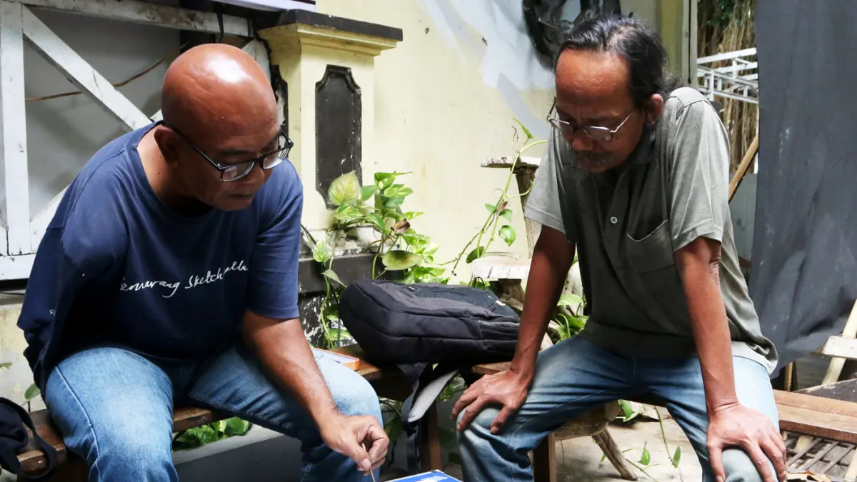 Belasan pelukis dari berbagai daerah di Semarang, Kendal, Demak, hingga Kabupaten Semarang berkumpul di areal Gedung Ngesti Pandowo, Taman Budaya Raden Saleh (TBRS), Kota Semarang,Jawa Tengah, Minggu (21/6/2026). (Nur Chamim/Jawa Pos Radar Semarang)