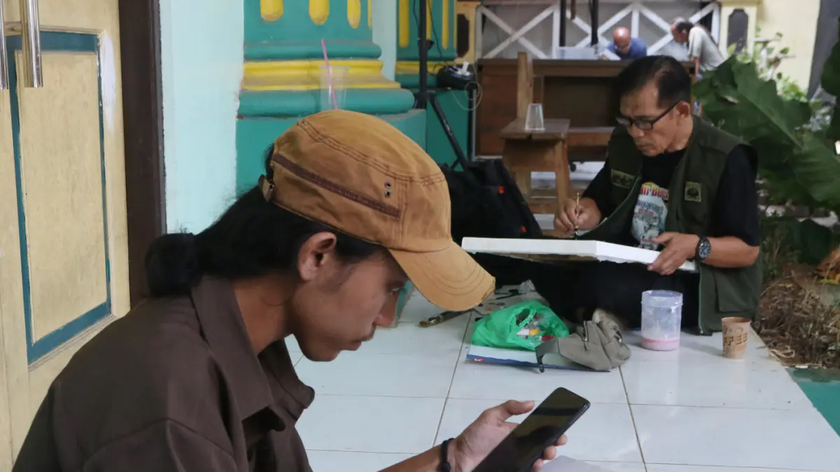 Belasan pelukis dari berbagai daerah di Semarang, Kendal, Demak, hingga Kabupaten Semarang berkumpul di areal Gedung Ngesti Pandowo, Taman Budaya Raden Saleh (TBRS), Kota Semarang,Jawa Tengah, Minggu (21/6/2026). (Nur Chamim/Jawa Pos Radar Semarang)
