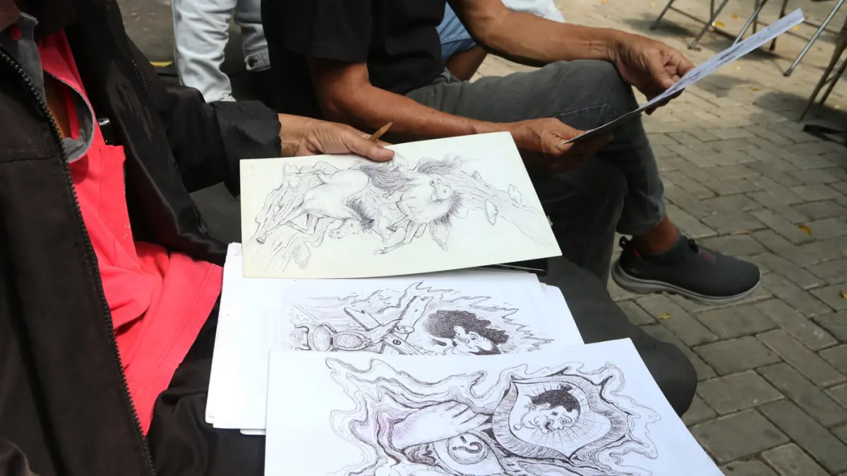 Belasan pelukis dari berbagai daerah di Semarang, Kendal, Demak, hingga Kabupaten Semarang berkumpul di areal Gedung Ngesti Pandowo, Taman Budaya Raden Saleh (TBRS), Kota Semarang,Jawa Tengah, Minggu (21/6/2026). (Nur Chamim/Jawa Pos Radar Semarang)