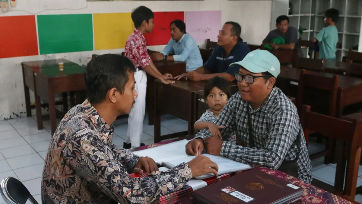 Gerakan Ayah Mengambil Rapor Sekolah - Image