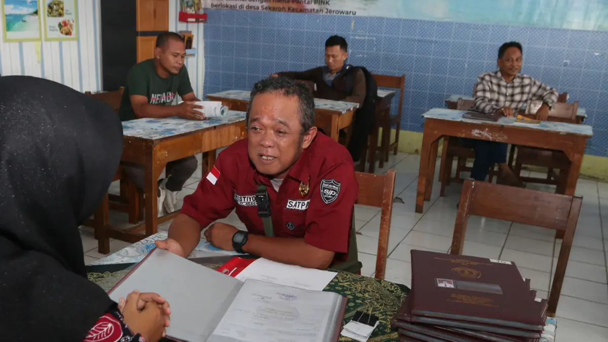 Guru melayani Ayah mengambil rapor di SD Pekunden, Kota Semarang,Jawa Tengah, Jumat (19/6/2026). (Nur Chamim/Jawapos Radar Semarang)