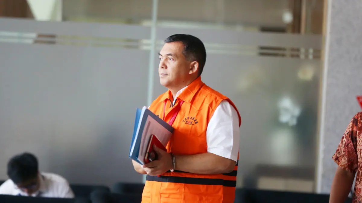 Mantan Wakil Menteri Imigrasi dan Pemasyarakatan (Imipas) Silmy Karim berjalan usai diperiksa di Gedung Merah Putih KPK, Jakarta, Jumat (19/6/2026). (Dery Ridwansah/ JawaPos.com)