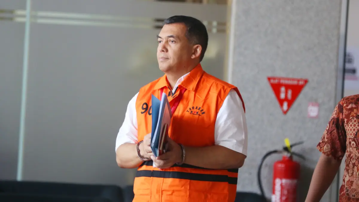 Mantan Wakil Menteri Imigrasi dan Pemasyarakatan (Imipas) Silmy Karim berjalan usai diperiksa di Gedung Merah Putih KPK, Jakarta, Jumat (19/6/2026). (Dery Ridwansah/ JawaPos.com)
