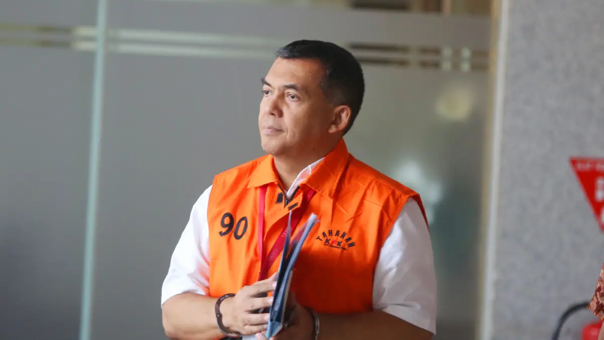 Mantan Wakil Menteri Imigrasi dan Pemasyarakatan (Imipas) Silmy Karim berjalan usai diperiksa di Gedung Merah Putih KPK, Jakarta, Jumat (19/6/2026). (Dery Ridwansah/ JawaPos.com)