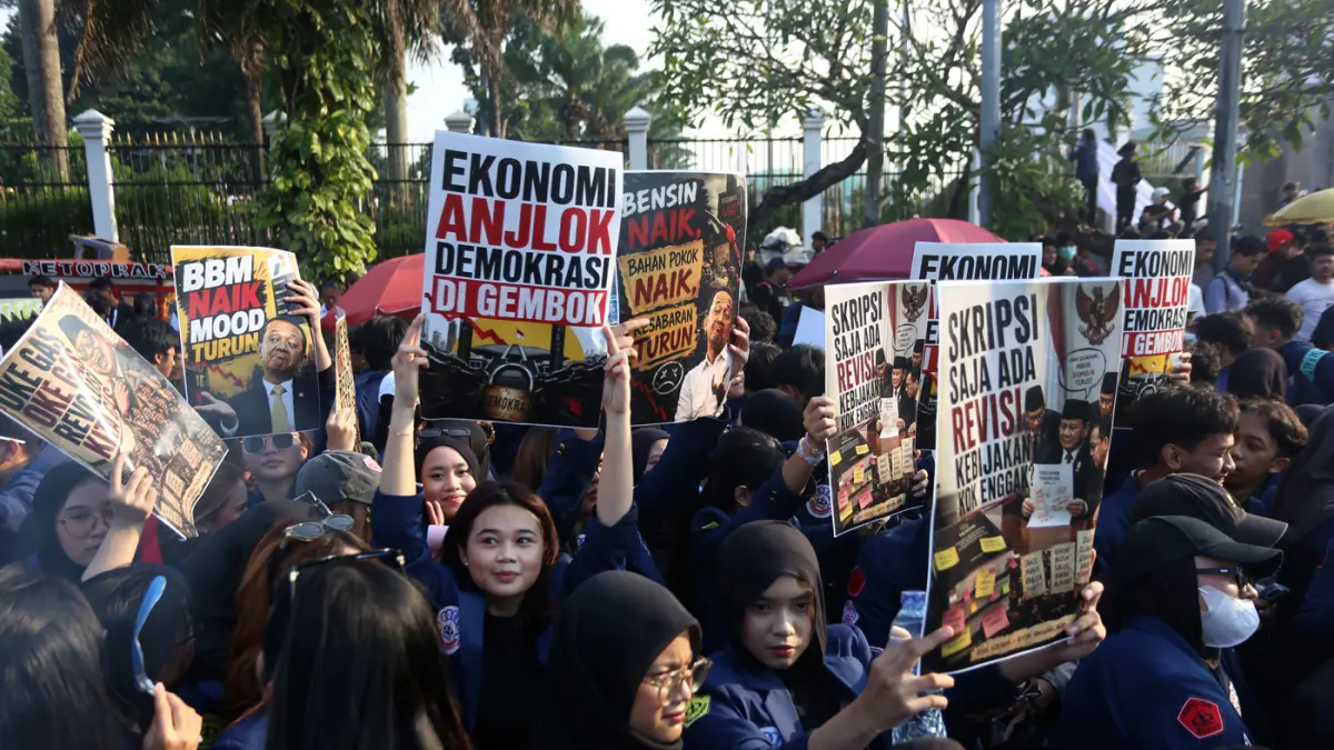 Massa mahasiswa dari gabungan perguruan tinggi tampak memadati depan Gedung DPR RI, Jakarta Pusat, Jumat (19/6/2026). (Dery Ridwansah/ JawaPos.com)
