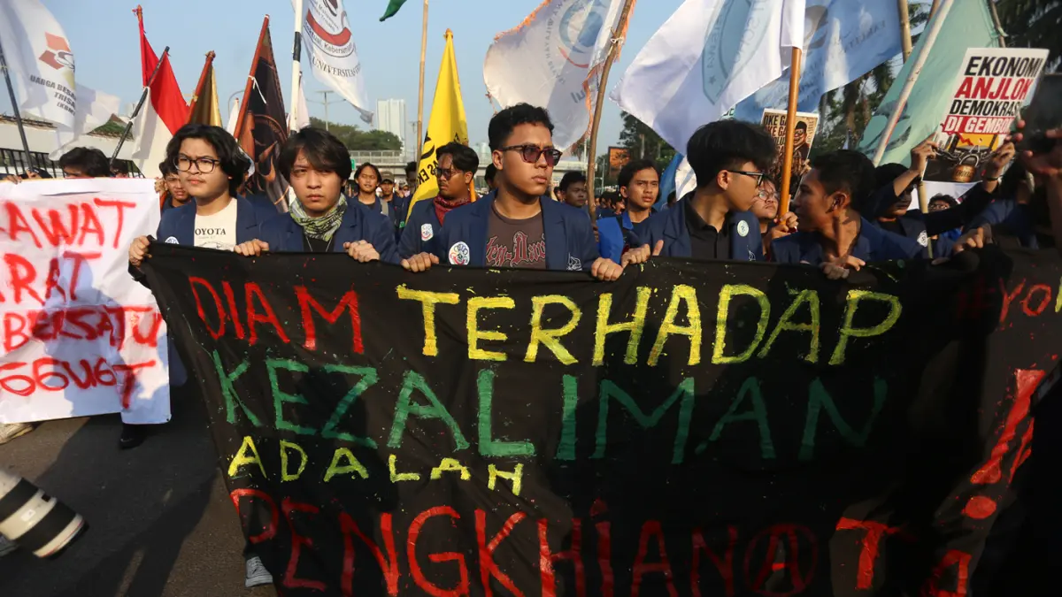Massa mahasiswa dari gabungan perguruan tinggi tampak memadati depan Gedung DPR RI, Jakarta Pusat, Jumat (19/6/2026). (Dery Ridwansah/ JawaPos.com)