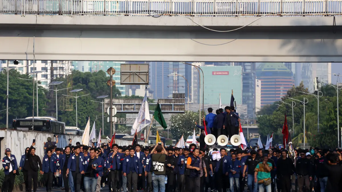 Massa mahasiswa dari gabungan perguruan tinggi tampak memadati depan Gedung DPR RI, Jakarta Pusat, Jumat (19/6/2026). (Dery Ridwansah/ JawaPos.com)