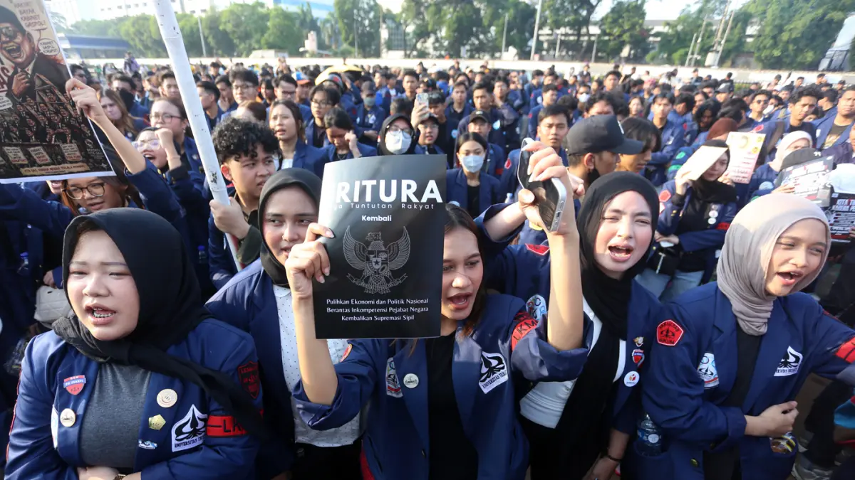 Massa mahasiswa dari gabungan perguruan tinggi tampak memadati depan Gedung DPR RI, Jakarta Pusat, Jumat (19/6/2026). (Dery Ridwansah/ JawaPos.com)