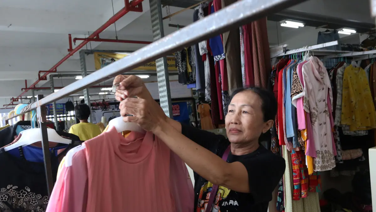 Pengembangan New Pasar Maling di Pasar Johar jadi pusat perdagangan Semarang Pedagang menata dagangan di lapaknya di New Pasar Maling (PM) kawasan Pasar Johar Selatan Baru, Semarang, Jawa Tengah, Jumat (19/6/2026). (Nur Chamim/Jawa Pos Radar Semarang)