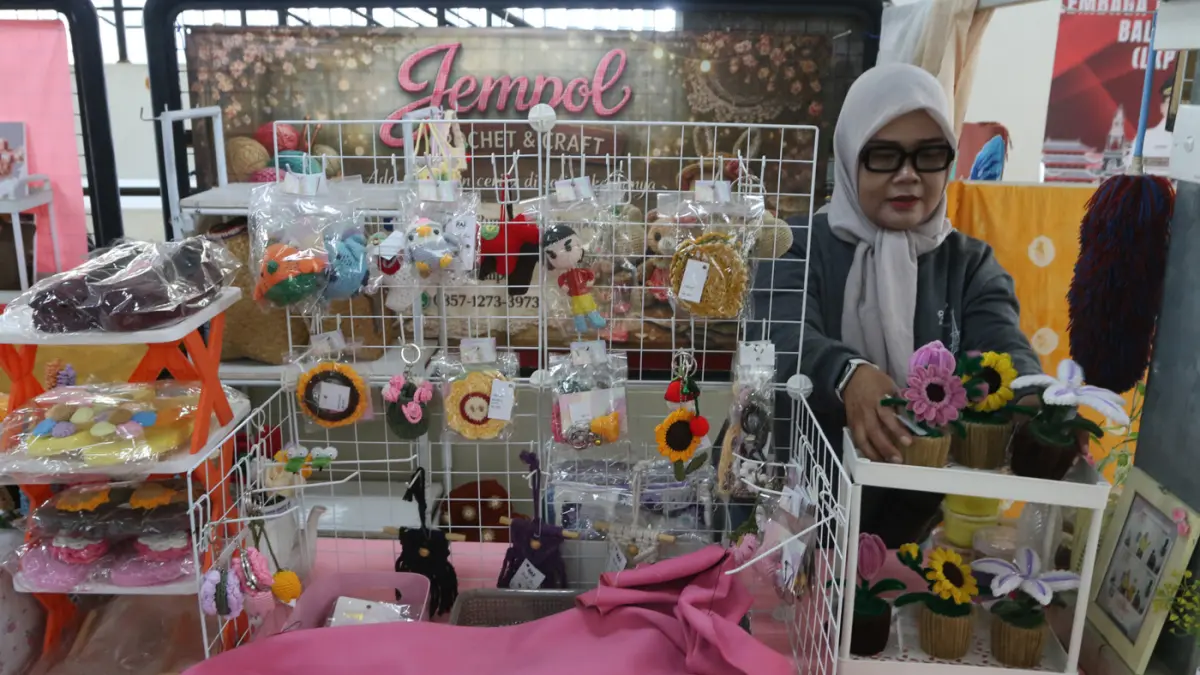 Pengembangan New Pasar Maling di Pasar Johar jadi pusat perdagangan Semarang Pedagang menata dagangan di lapaknya di New Pasar Maling (PM) kawasan Pasar Johar Selatan Baru, Semarang, Jawa Tengah, Jumat (19/6/2026). (Nur Chamim/Jawa Pos Radar Semarang)
