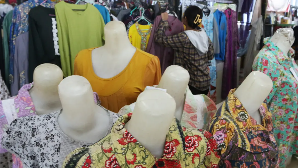 Pengembangan New Pasar Maling di Pasar Johar jadi pusat perdagangan Semarang Pedagang menata dagangan di lapaknya di New Pasar Maling (PM) kawasan Pasar Johar Selatan Baru, Semarang, Jawa Tengah, Jumat (19/6/2026). (Nur Chamim/Jawa Pos Radar Semarang)