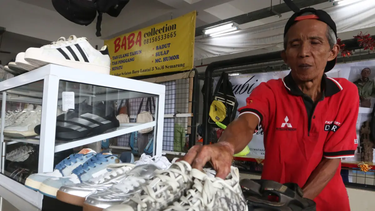 Pengembangan New Pasar Maling di Pasar Johar jadi pusat perdagangan Semarang Pedagang menata dagangan di lapaknya di New Pasar Maling (PM) kawasan Pasar Johar Selatan Baru, Semarang, Jawa Tengah, Jumat (19/6/2026). (Nur Chamim/Jawa Pos Radar Semarang)
