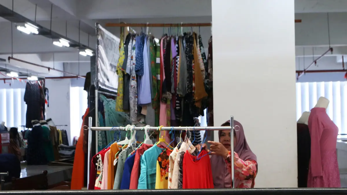 Pengembangan New Pasar Maling di Pasar Johar jadi pusat perdagangan Semarang Pedagang menata dagangan di lapaknya di New Pasar Maling (PM) kawasan Pasar Johar Selatan Baru, Semarang, Jawa Tengah, Jumat (19/6/2026). (Nur Chamim/Jawa Pos Radar Semarang)