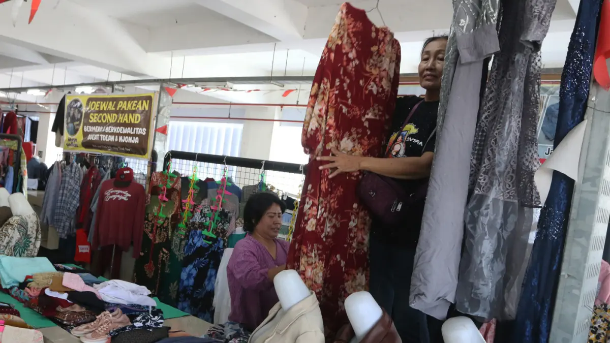Pengembangan New Pasar Maling di Pasar Johar jadi pusat perdagangan Semarang Pedagang menata dagangan di lapaknya di New Pasar Maling (PM) kawasan Pasar Johar Selatan Baru, Semarang, Jawa Tengah, Jumat (19/6/2026). (Nur Chamim/Jawa Pos Radar Semarang)