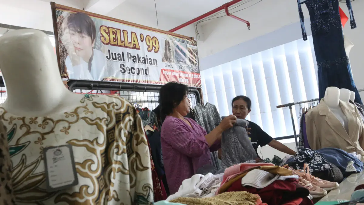 Pengembangan New Pasar Maling di Pasar Johar jadi pusat perdagangan Semarang Pedagang menata dagangan di lapaknya di New Pasar Maling (PM) kawasan Pasar Johar Selatan Baru, Semarang, Jawa Tengah, Jumat (19/6/2026). (Nur Chamim/Jawa Pos Radar Semarang)