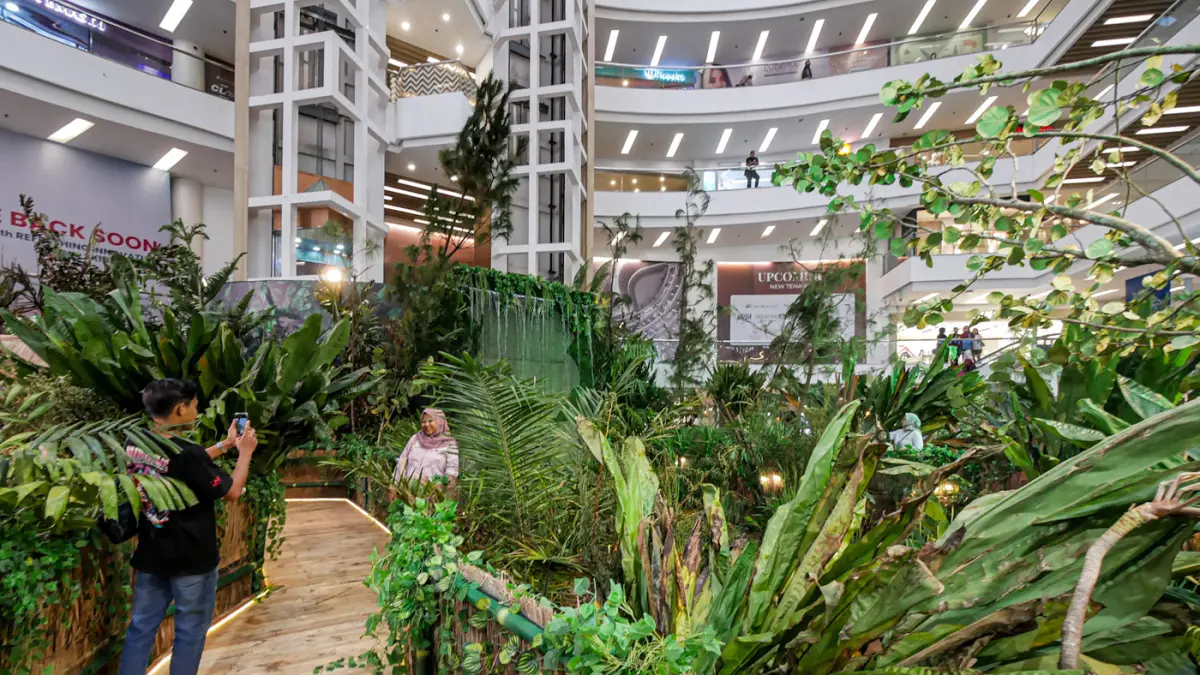 Pengunjung berfoto di House of the Jungle di Mall Ciputra Jakarta, Sabtu (20/06/2026). (Hanung Hambara/Jawa Pos)