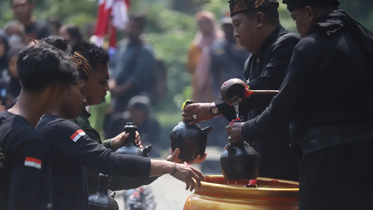 Ratusan warga mengikuti ruwat agung di patirtaan Jolotundo di Dusun Biting Desa Seloliman Kecamatan Trawas Kabupaten Mojokerto Jawa Timur, Kamis Pagi (18/6/2026).