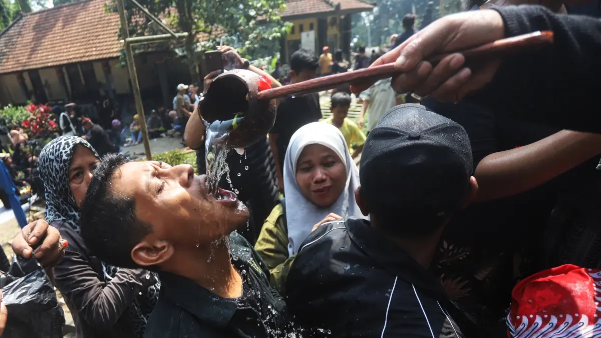 Ratusan warga mengikuti ruwat agung di patirtaan Jolotundo di Dusun Biting Desa Seloliman Kecamatan Trawas Kabupaten Mojokerto Jawa Timur, Kamis Pagi (18/6/2026).