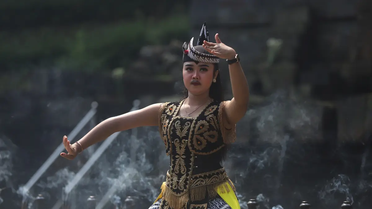 Ratusan warga mengikuti ruwat agung di patirtaan Jolotundo di Dusun Biting Desa Seloliman Kecamatan Trawas Kabupaten Mojokerto Jawa Timur, Kamis Pagi (18/6/2026).