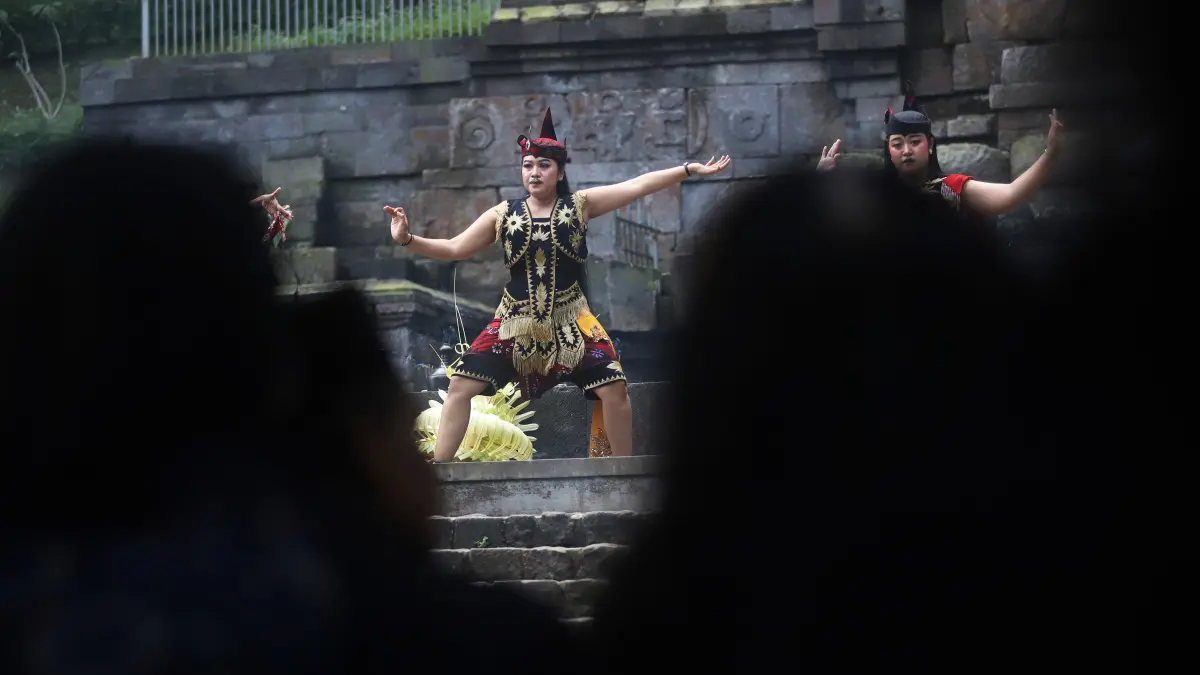 Ratusan warga mengikuti ruwat agung di patirtaan Jolotundo di Dusun Biting Desa Seloliman Kecamatan Trawas Kabupaten Mojokerto Jawa Timur, Kamis Pagi (18/6/2026).