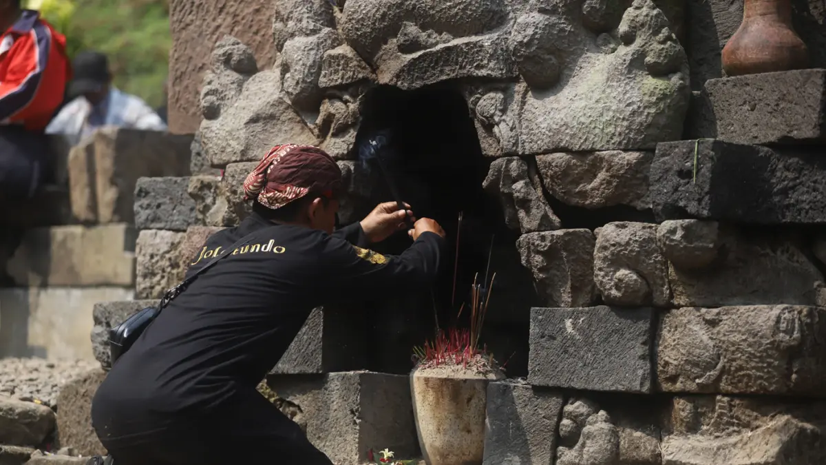 Ratusan warga mengikuti ruwat agung di patirtaan Jolotundo di Dusun Biting Desa Seloliman Kecamatan Trawas Kabupaten Mojokerto Jawa Timur, Kamis Pagi (18/6/2026).
