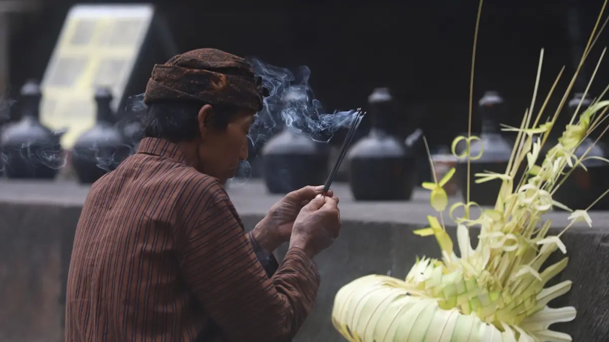 Ratusan warga mengikuti ruwat agung di patirtaan Jolotundo di Dusun Biting Desa Seloliman Kecamatan Trawas Kabupaten Mojokerto Jawa Timur, Kamis Pagi (18/6/2026).