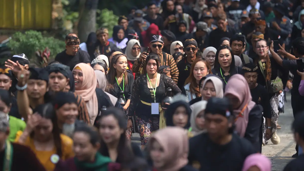 Ratusan warga mengikuti ruwat agung di patirtaan Jolotundo di Dusun Biting Desa Seloliman Kecamatan Trawas Kabupaten Mojokerto Jawa Timur, Kamis Pagi (18/6/2026).