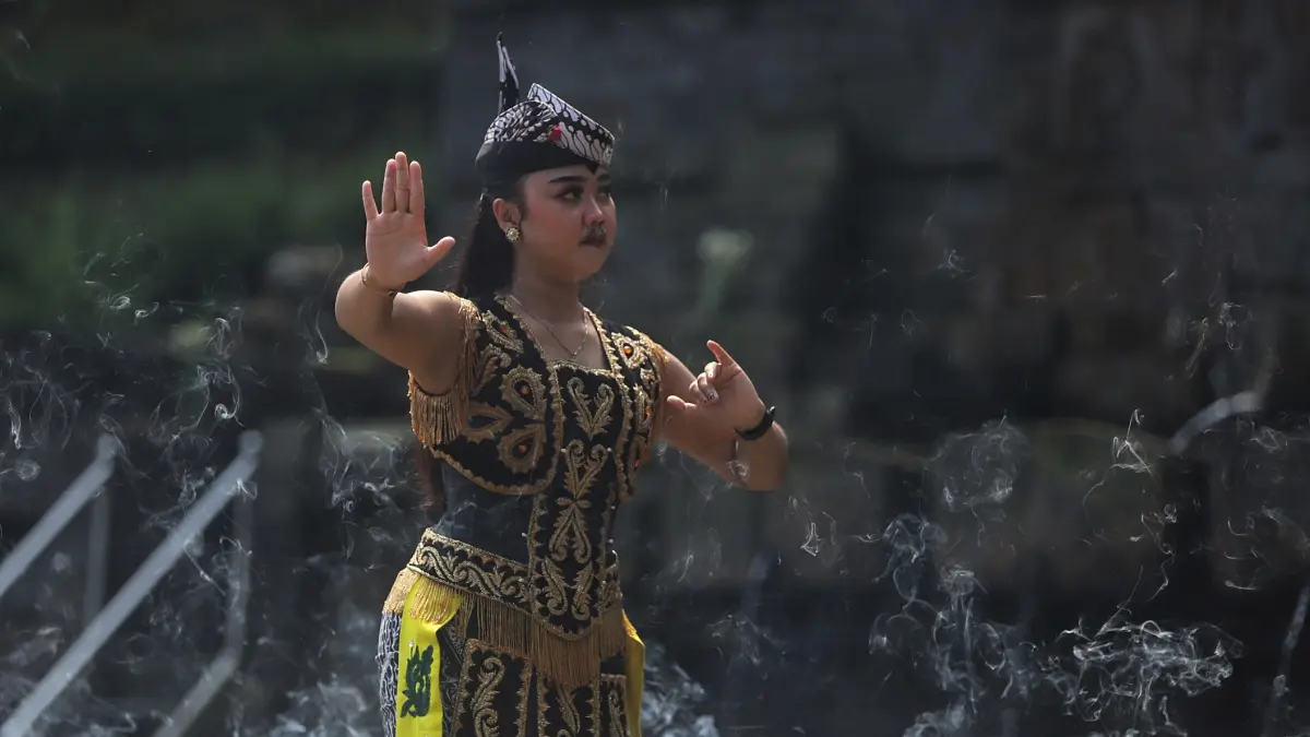 Ratusan warga mengikuti ruwat agung di patirtaan Jolotundo di Dusun Biting Desa Seloliman Kecamatan Trawas Kabupaten Mojokerto Jawa Timur, Kamis Pagi (18/6/2026).